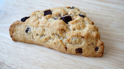 木のボードに置かれチョコチップスコーン