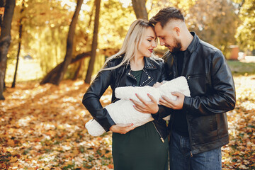Naklejka premium Family with daughter in a autumn park