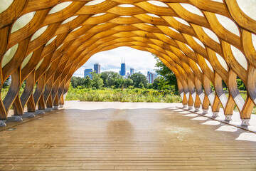 Obraz premium View of Chicago through a honeycomb pavilion