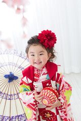 鞠で遊ぶ着物を着た少女