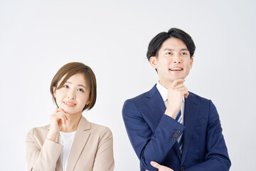 白背景で想像するビジネスウーマンとビジネスマン