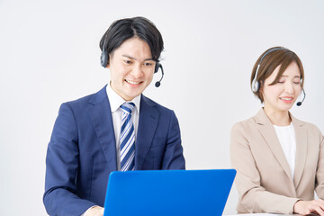 オフィスで働くオペレーター