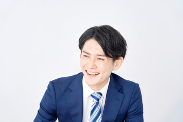 白背景で笑顔のビジネスマン