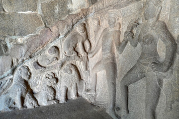 Obraz premium Lion sculpture carved in the monolithic rock cut unfinished ancient cave temples in Mahabalipuram, Tamilnadu. Indian rock art of bas relief animal sculptures at rock cut historical caves in Tamilnadu.