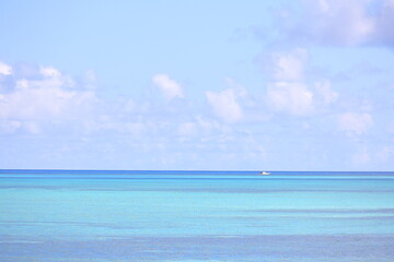 リゾート地の海に小さな船がいる風景
