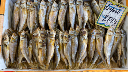 Obraz premium Dried fish on the store counter with a price tag