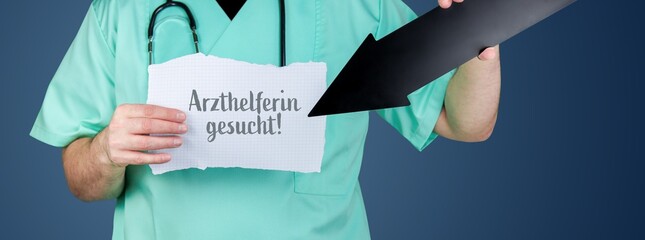 Arzthelferin gesucht!. Arzt hält Zettel und zeigt mit Pfeil auf medizinischen Begriff.
