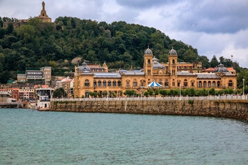 Naklejka premium City coastline and Town Hall facade at Alderdi Eder Gardens Park across La Concha bay and beach in San Sebastian Donostia, Basque Country, Spain