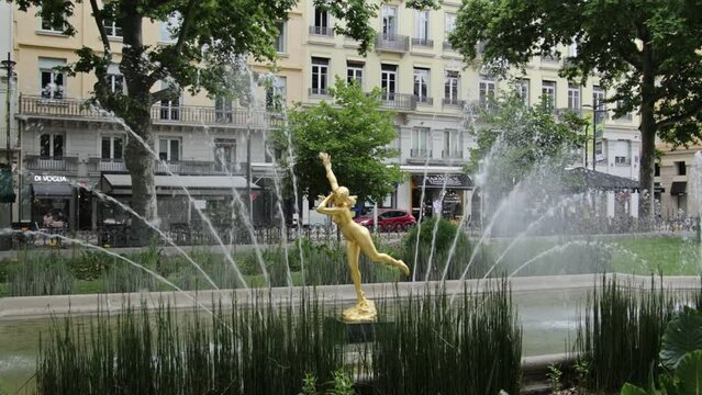 statue "Daphn&eacute; chang&eacute;e en lauriers" sur la place Jean Jaur&egrave;s &agrave; Saint-&Eacute;tienne	