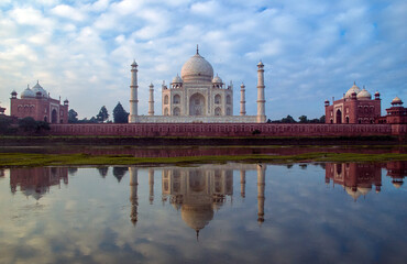 Obraz premium The Taj Mahal 'Crown of the Palace', is an Islamic ivory-white marble mausoleum on the right bank of the river Yamuna in the Indian city of Agra. It was commissioned in 1632 by the emperor Shahjahan.
