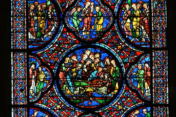 vitrail de la fa&ccedil;ade sud de la cath&eacute;drale de  Chartres en France