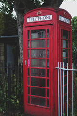 Obraz premium Old red telephone box in England