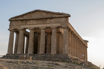 Fototapeta premium El Templo de Concordia (It: Tempio della Concordia) antiguo templo griego en el Valle de los Templos (Valley of the Temples) en Agrigento , Akragas, en la costa sur de Sicilia ,al atardecer