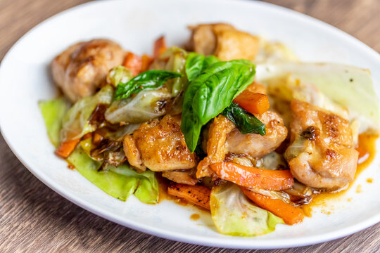 三杯鶏 サンペイジー 台湾料理 鶏肉のバジル炒め 飲食店 ランチ ディナー 木目調背景 | Taiwanese Three Cup Chicken Sanbeiji Authentic Asian Stir-fry Basil Savory Dish View