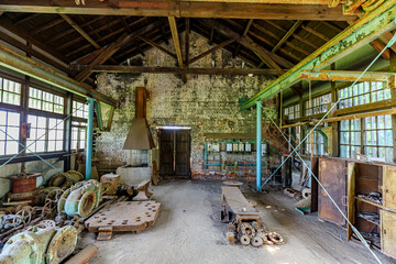 夏の万田坑　古びた機械　熊本県荒尾市　Manda pit in summer. old machine. Kumamoto-ken Arao city.