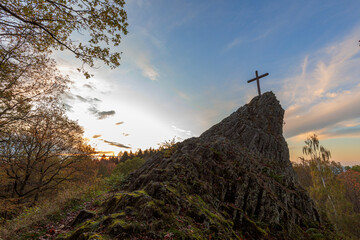 Druidenstein Naturdenkmal Basaltkegel mit Kreuz in Rheinland-Pfalz