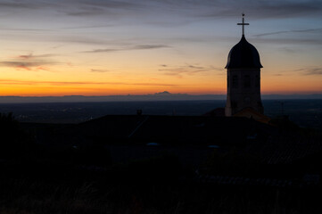 Paysage du Beaujolais au lever du jour autour du village viticole de Chiroubles en été en France...