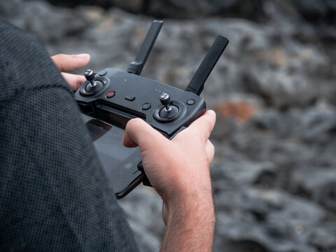 Personne pilotant un drone avec son téléphone