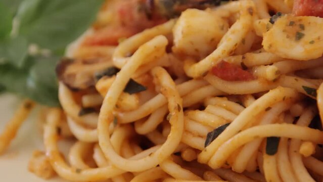 assiette de spaghettis aux fruits de mer en gros plan