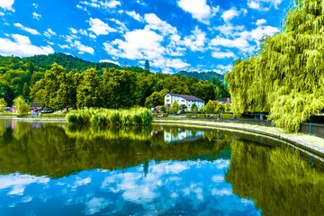 Obraz premium Landscape of the Noua lake and vegetation in summer season in Brasov town, Romania