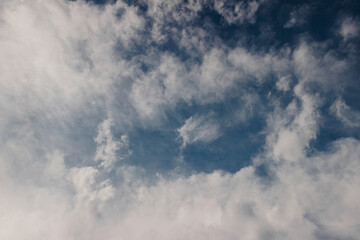 Obraz premium white clouds between the blue sky