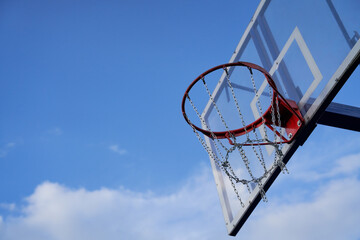 Naklejka premium Empty ring of basketballs in the park against the blue sky.