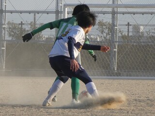 少年サッカー。夕暮れの真剣勝負。 © Mayuko