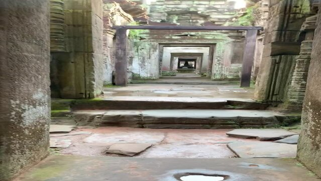 Int&eacute;rieur d'un temple du parc historique de Angkor - Cambodge