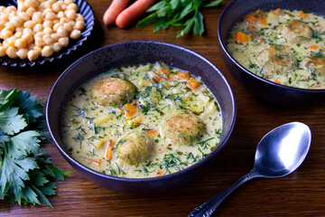 Zupa warzywno-koperkowa z pulpecikami z ciecierzycy