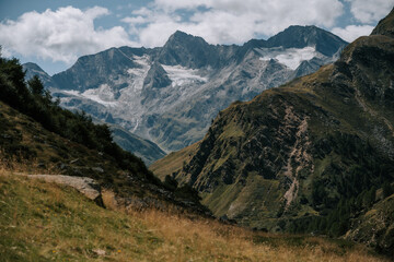 Fototapeta na wymiar Sommer am Timmelsjoch. Wunderschöne Berge und ein Gletscher im Hintergrund. Südtirol