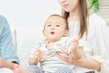 母親に抱っこされる赤ちゃんのポートレート