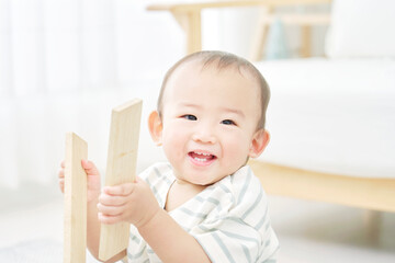 リビングで積み木で遊ぶ赤ちゃん