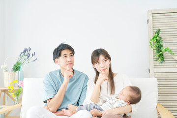 リビングで考える赤ちゃんの両親