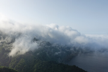 섬 위에 피어오르는 뭉게구름