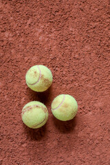 Court de tennis en terre batue