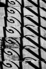 Obraz premium Schattenspiele auf der Kirchentreppe