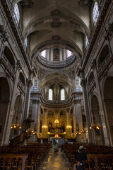Fototapeta na wymiar Intérieur de l'Église Saint-Paul-Saint-Louis, dans le Marais à Paris