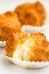 クリームたっぷりのシュークリーム