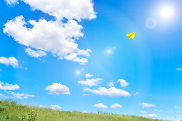 太陽に向かって飛んで行く紙飛行機。夏のコンセプト背景。暑中見舞い。