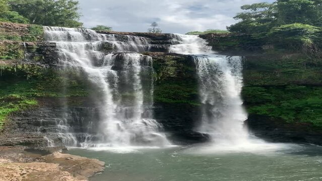 Cascade dans la r&eacute;gion de Paks&eacute; - Laos
