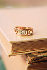 anillo de oro sobre libro