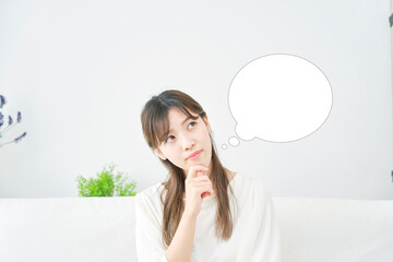 リビングで考える女性　吹き出しあり