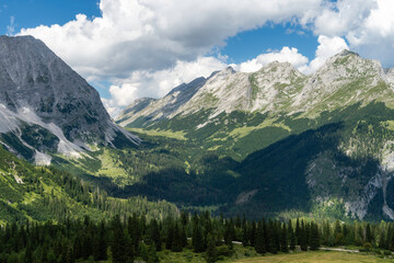 Fototapeta na wymiar Blick ins Karwendeltal vom Karwendelhaus aus
