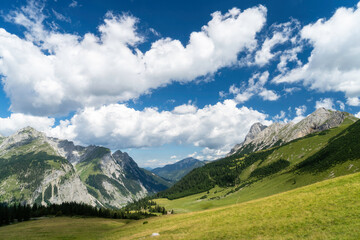 Obraz premium Sommer im Karwendel: Blick ins Johannestal zwischen Kuhkopf und Steinfalk