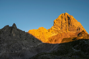 Morgendliches Alpenglühen an der Lamsenspitze