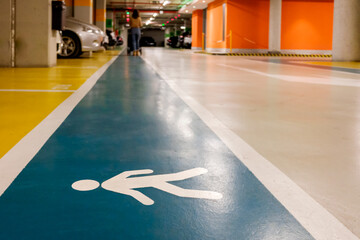 Obraz premium Pedestrian crossing in a parking lot in a commercial area.