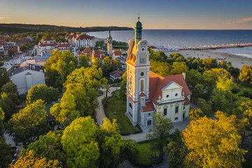 Photo sur Plexiglas La Baltique, Sopot, Pologne Vue aérienne de Sopot et des bâtiments du village balnéaire. Un après-midi d& 39 été chaud crée une atmosphère agréable sur la photo.