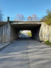 Pequeño puente sobre una carretera en Galicia