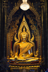 Fototapeta premium golden buddha in temple