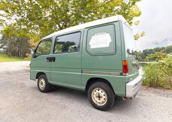 Obraz premium Green micro Van with wood trim